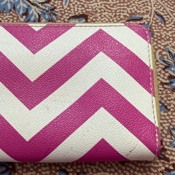 Dooney & Bourke Pink and Cream Chevron Wristlet - Picture 5 of 7